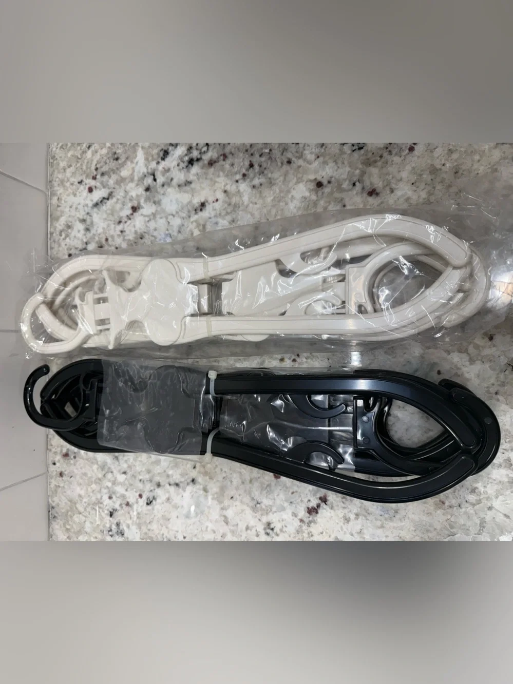 One Second Hanger - As Seen On TV - Expandable In A Second- 12 Hangers (B&W) NIB